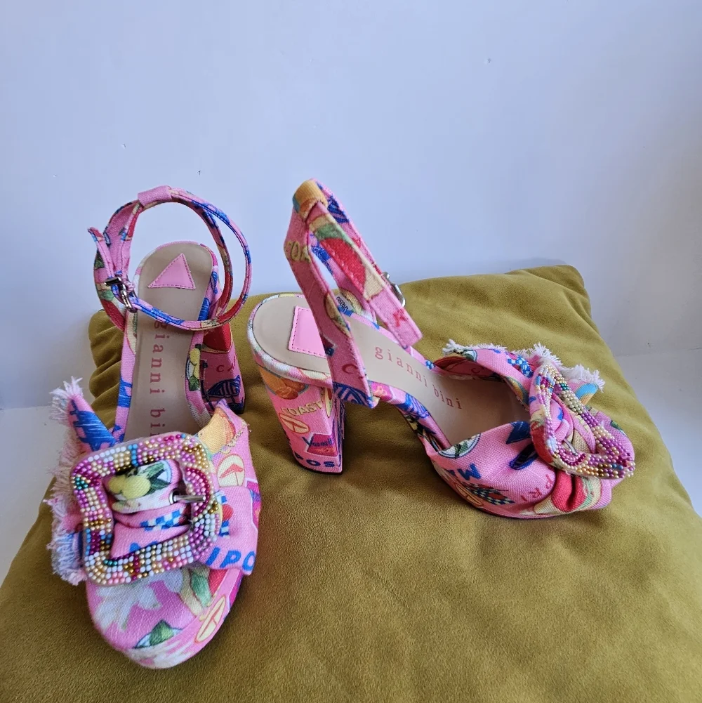 NEW Gianni Bini Printed Linen Mismatched Buckle Platform Dress Sandals Size 5.5